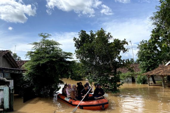 Srikandi Ganjar Bantu Korban Banjir di Lampung Utara - JPNN.COM