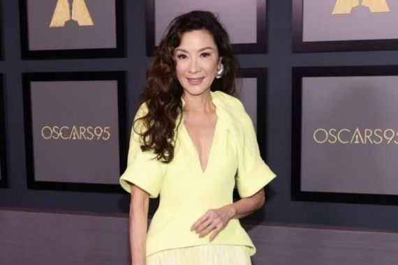Michelle Yeoh Cetak Sejarah di Ajang Piala Oscar 2023 - JPNN.COM