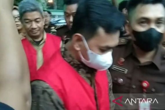 Sekda Kota Kendari Ditetapkan jadi Tersangka Korupsi, Langsung Ditahan - JPNN.COM