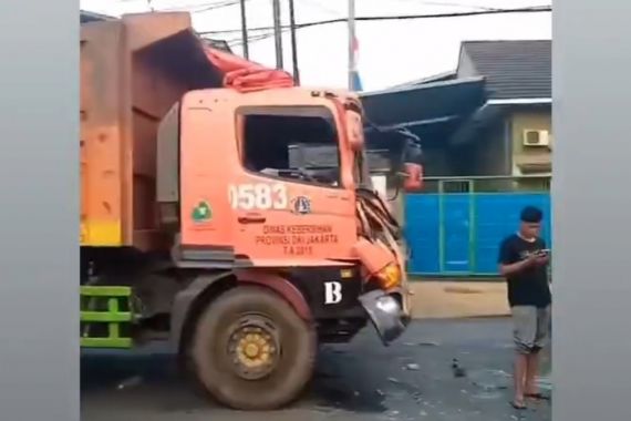 Kronologi Kecelakaan 2 Truk Sampah di Bekasi, Ada yang Kabur - JPNN.COM