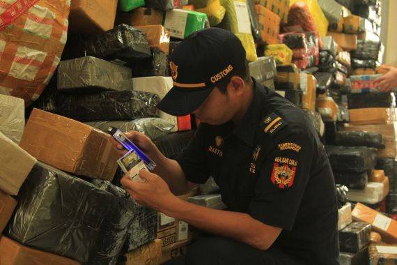 Bergerak di Kudus dan Malang, Bea Cukai Tindak Peredaran Rokok Ilegal Bernilai Miliaran - JPNN.COM