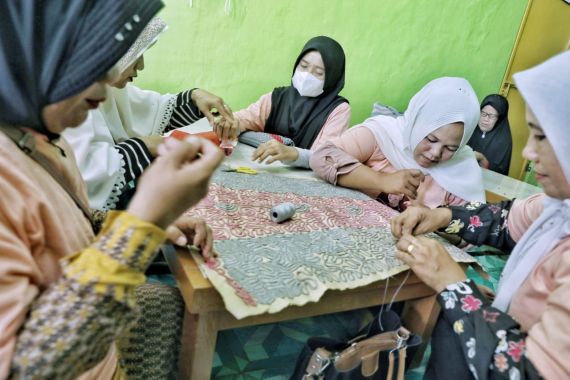 Mak Ganjar Lampung Gelar Pelatihan Teknik Sulam Usus dan Rajut - JPNN.COM