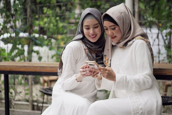 Agnes Hijab Fokus Pasarkan Gamis Putih Premium Secara Online - JPNN.COM