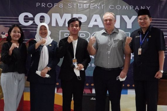 Siswa SMAN 8 Jakarta Dirikan Prof 8 dan Raih Best Student Company - JPNN.COM