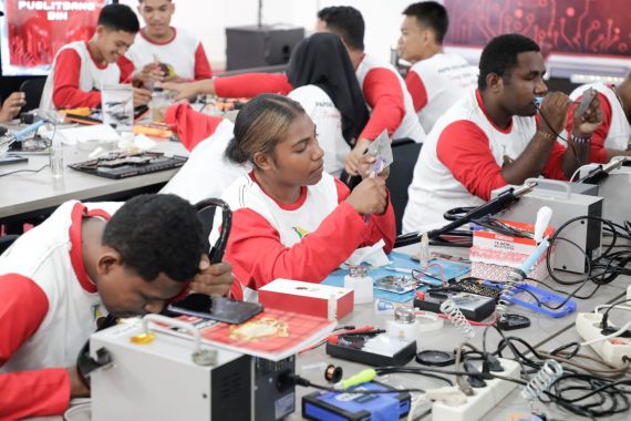 PYCH Bina Anak Muda Papua Untuk Merakit Handphone dan Laptop - JPNN.COM