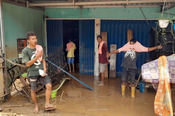 Hujan Tak Patahkan Semangat Mak Ganjar Bantu Korban Banjir di Lahat - JPNN.COM