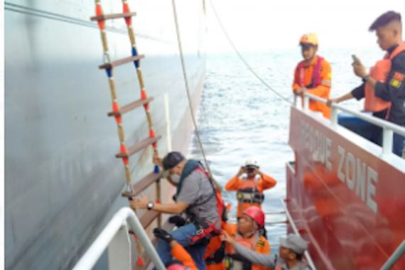 Personel Stasiun Bakamla Aceh Mengevakuasi WNA dari Kapal Berbendera Portugal - JPNN.COM