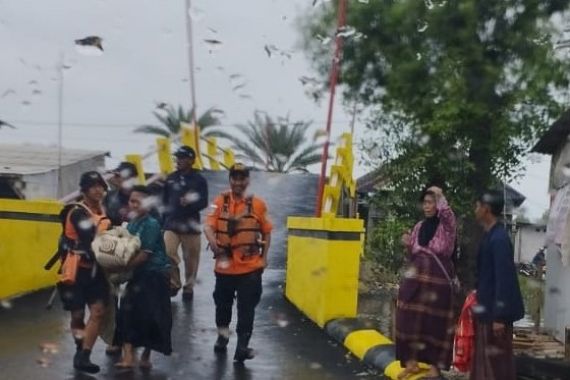 Perahu Nelayan Terbalik di Perairan Muara Gembong Bekasi, Satu Bocah Tewas - JPNN.COM