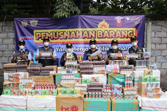 Bea Cukai Gelar Pemusnahan Jutaan Barang Ilegal, Nominalnya Fantastis! - JPNN.COM