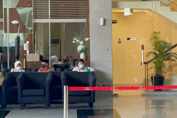 Datangi Lagi ke Gedung KPK, Pejabat Pajak Wahono Saputro Kini Pakai Kalung Merah - JPNN.COM