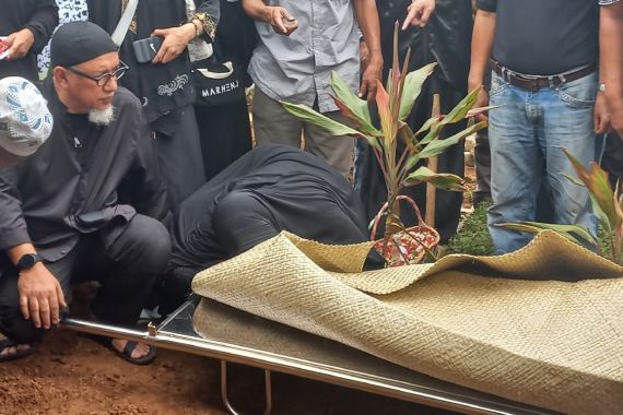 Suasana Pemakaman Nani Wijaya, Nina Kartika Mencium Kaki Sang Ibu - JPNN.COM