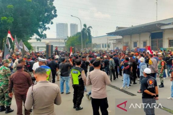 Warga Bekasi Demo Perusahaan Otomotif, Ini Tuntutannya - JPNN.COM