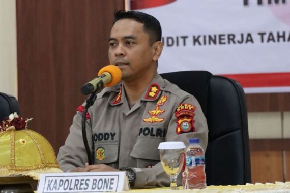 Oknum Polisi Meraba Paha Istri Orang, AKBP Arief Langsung Bereaksi Keras - JPNN.COM