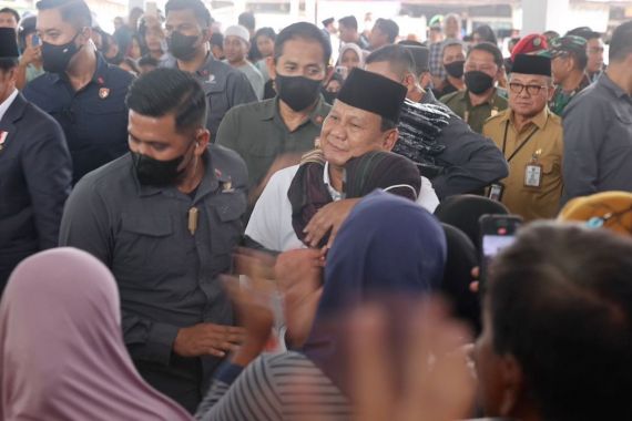 Dampingi Jokowi Cek Harga di Pasar Rakyat Tabalong, Prabowo Dipeluk Erat Mak-Mak Pedagang - JPNN.COM