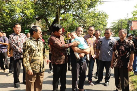 Akhiri Penantian 40 Tahun, Menteri Hadi Serahkan Sertifikat Tanah Dosen Unhas - JPNN.COM
