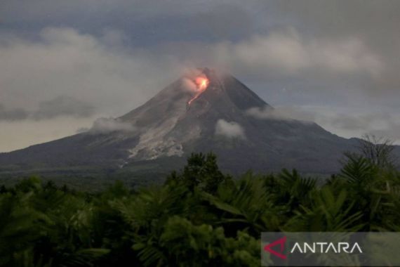 Pagi-Pagi Gunung Merapi Meluncurkan Guguran Lava Pijar 17 Kali - JPNN.COM