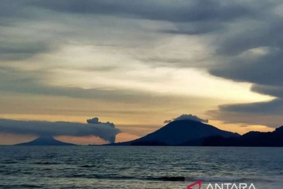 Waspada, Gunung Anak Krakatau Erupsi Tiga Kali - JPNN.COM