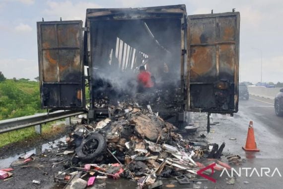 Truk Ekspedisi Beserta Muatan Terbakar di Tol Trans Sumatera, Begini Kondisinya - JPNN.COM