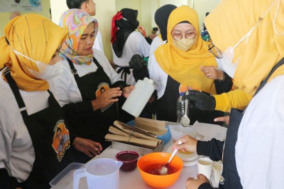 Sukarelawan Sandiaga Uno Beri Pelatihan Kosmetik Bagi Emak-emak di Sukabumi - JPNN.COM