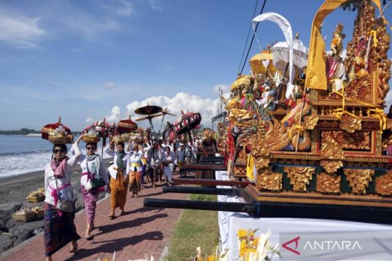 Menjelang Hari Nyepi, Warga Hindu di Bali Ikuti Upacara Melasti - JPNN.COM