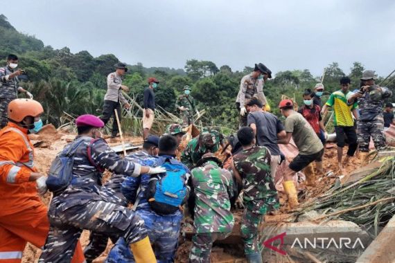 Pencarian Korban Longsor di Serasan Disetop, Bupati Natuna: Kami Memohon Maaf - JPNN.COM