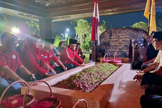 Sekjen PDIP Berziarah ke Makam Bung Karno di Kota Blitar - JPNN.COM