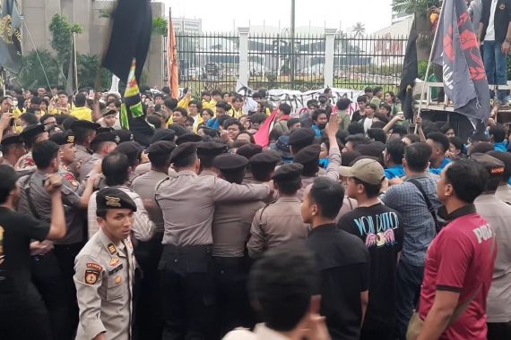 Ricuh, Jalan di Depan Gedung DPR Ditutup Massa Demo Tolak Perpu Ciptaker - JPNN.COM