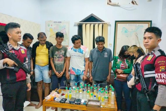 Polisi Gerebek Pesta Narkoba, Pasangan Muda Mudi Berhamburan, Lihat Tuh Tampangnya - JPNN.COM