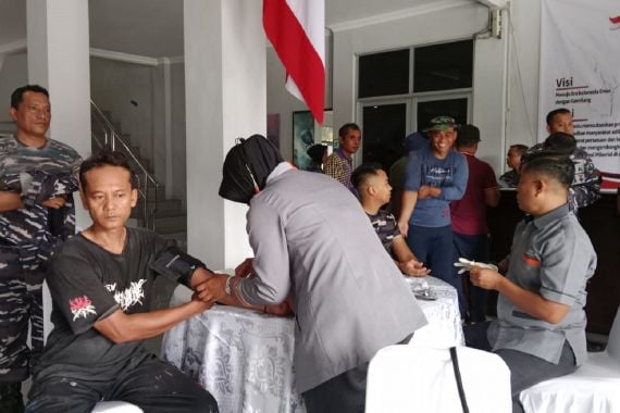 Masyarakat Surabaya Antusias Mengikuti Suntik Vitamin C Gratis Moeldoko Center - JPNN.COM