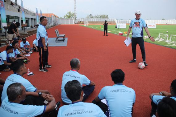 Tingkatkan Sepak Bola Putri, 45 Guru Olahraga Ikuti Program Soccer Coaching Cilinic - JPNN.COM