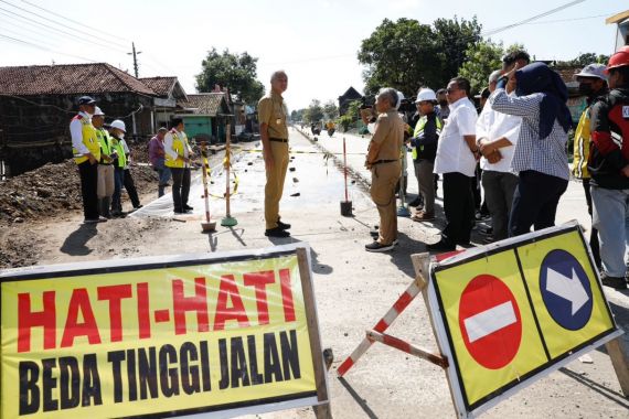 Ganjar Perbaiki Jalan di Jalur Pantura Juwana-Batangan, Kini Siap Dilintasi untuk Mudik - JPNN.COM