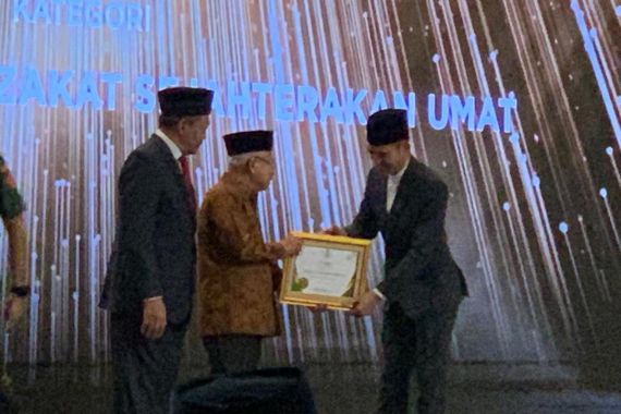 Asrorun Niam Sholeh Raih Penghargaan BAZNAS AWARD 2023 - JPNN.COM