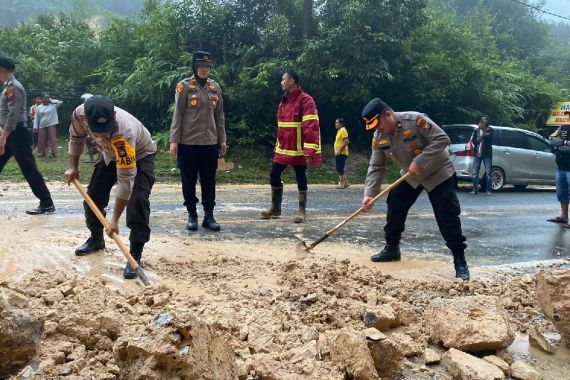 Tanah Longsor di Jalan Lintas Sumbar-Riau, Arus Lalu Lintas Sempat Terputus - JPNN.COM