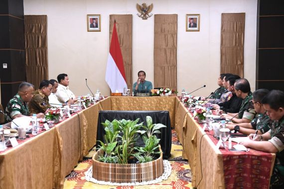 Malam-malam, Jokowi Kumpulkan Menhan hingga Jenderal Penting di Papua, Ini Pesannya - JPNN.COM