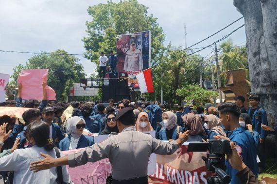 Puluhan Dosen dan Ratusan Mahasiswa Unram Tuntut Kapolda NTB Mundur - JPNN.COM