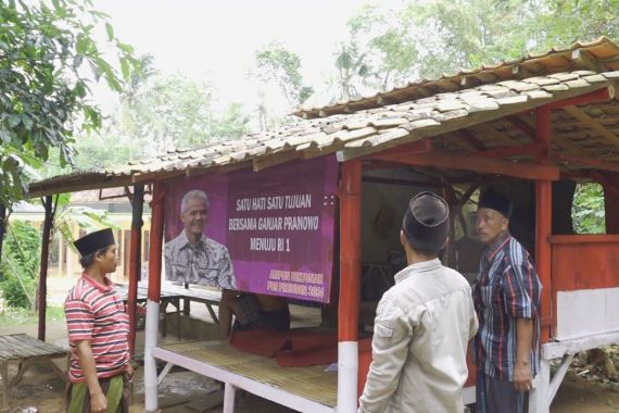 Warga Desa di Madura Kompak Bangun Poskamling Bergambar Ganjar - JPNN.COM