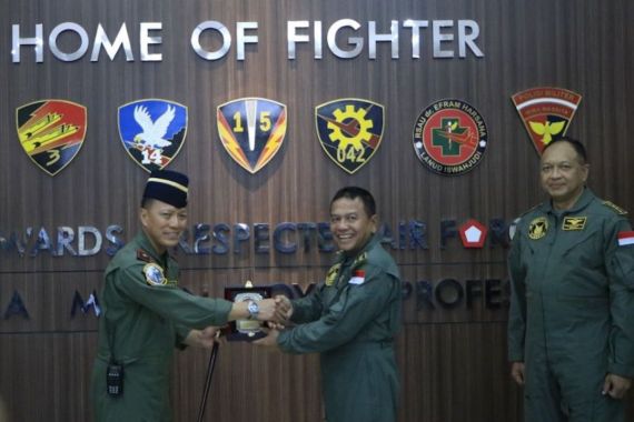 Wamenhan dan KSAL Dianugerahi Wing Kehormatan Penerbang Kelas I TNI AU - JPNN.COM