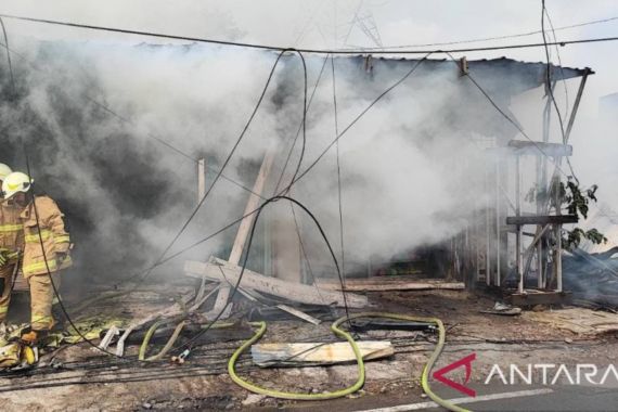 Kebakaran di Duren Sawit Jaktim, 5 Ruko Hangus - JPNN.COM