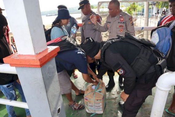Polres Kupang Menyita 100 Liter Miras dari Para Penumpang Feri - JPNN.COM