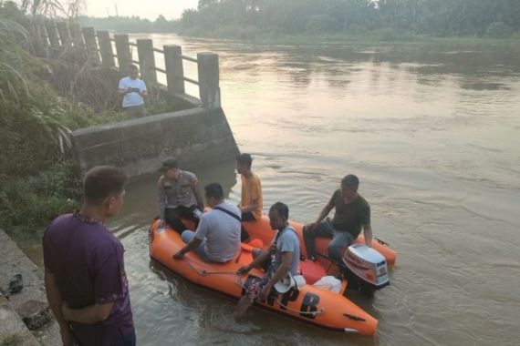 Bocah Tenggelam di Sungai Kampar belum Ditemukan - JPNN.COM