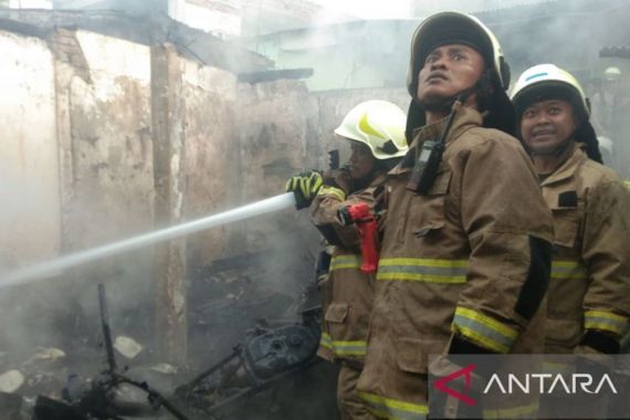 Kebakaran Rumah di Penggilingan, 15 Unit Damkar Dikerahkan - JPNN.COM