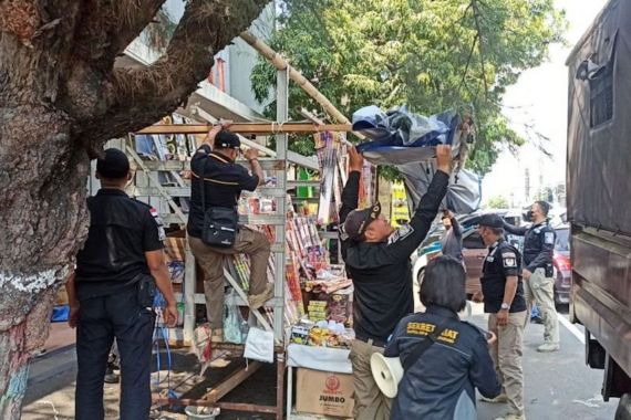 Ratusan Lapak Pedagang Dugderan Semarang Dibongkar Satpol PP - JPNN.COM