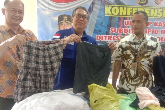 70 Bal Pakaian Bekas Impor Disita Aparat di Palembang - JPNN.COM