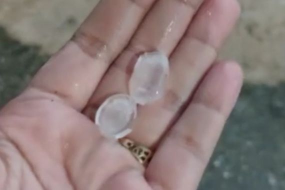 Fenomena Alam Hujan Es Terjadi di Pekanbaru, Begini Penampakannya - JPNN.COM