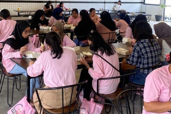 Srikandi Ganjar Kalbar Menggelar Pelatihan Hias Cupcake di Pontianak - JPNN.COM