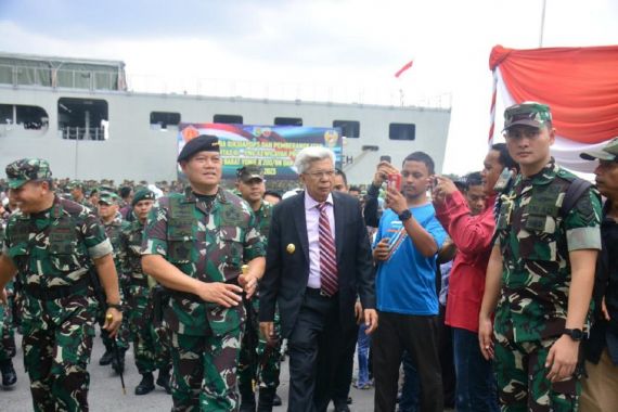 Panglima TNI Lepas Satgas Yonif Raider 200/BN & 133/YS ke Papua, Wagub Mawardi: Selamat Bertugas - JPNN.COM