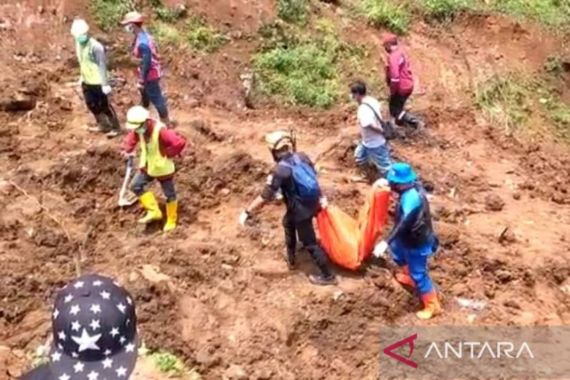 Longsor Cianjur, Petugas Temukan Kerangka Manusia - JPNN.COM