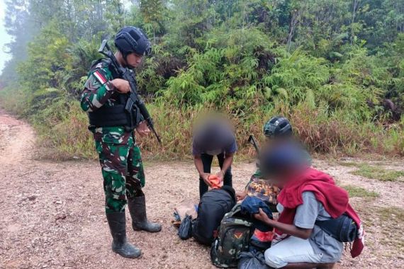 Prajurit TNI Tangkap 2 PMI Ilegal di ‘Jalan Tikus’ Perbatasan Indonesia-Malaysia - JPNN.COM