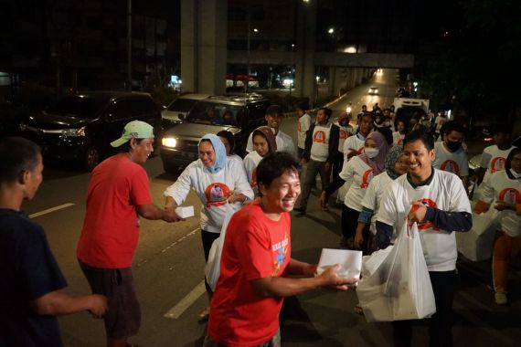 Relawan Puan Mengadakan Sahur Keliling di Kota Palembang - JPNN.COM