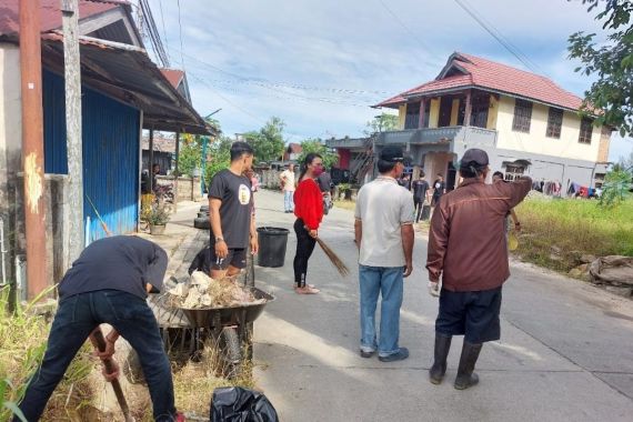 Ganjar Milenial Center Kaltim Berbagi Berkah dan Kerja Bakti Bersama Warga di Bontang - JPNN.COM